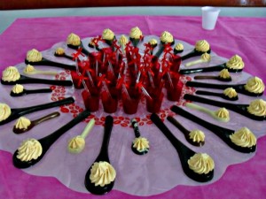 Mesa com colheres de chocolate e creme de maracujá