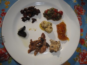 Meu prato de degustações - alho negro, patê de gorgonzola com alho negro, shimeji com alho negro, chutney de manga, vinagrete de lentilha - todos deliciosos!